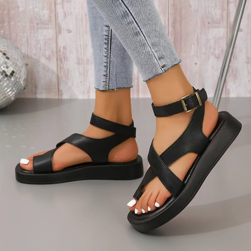 Flache Sandalen mit Riemchen mit verstellbaren Schnallen - Thora