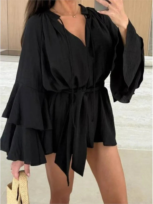 Kurzes Faltenkleid mit elegantem Design und weiten Ärmeln