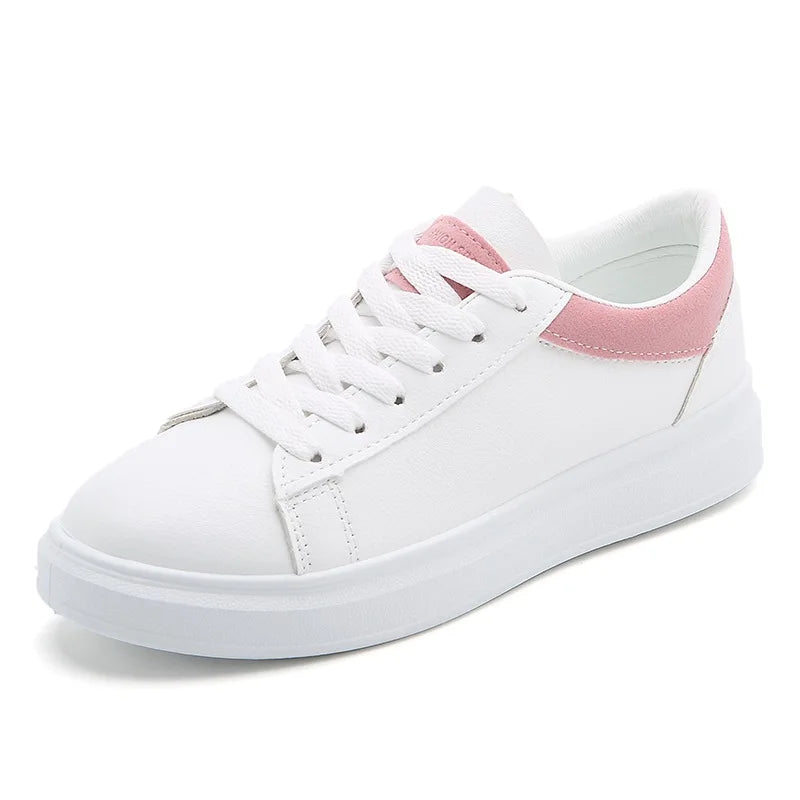 Moderne und trendige weiße Turnschuhe