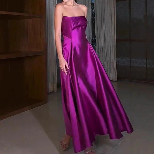 Langes, trägerloses Abendkleid mit eleganter, breiter Rüschenverzierung