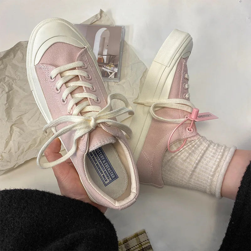 Klassische Turnschuhe aus Canvas