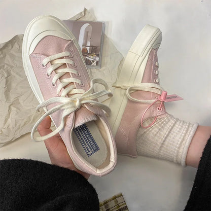 Klassische Turnschuhe aus Canvas