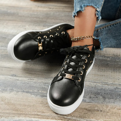 Schnürschuhe mit Metallschnalle