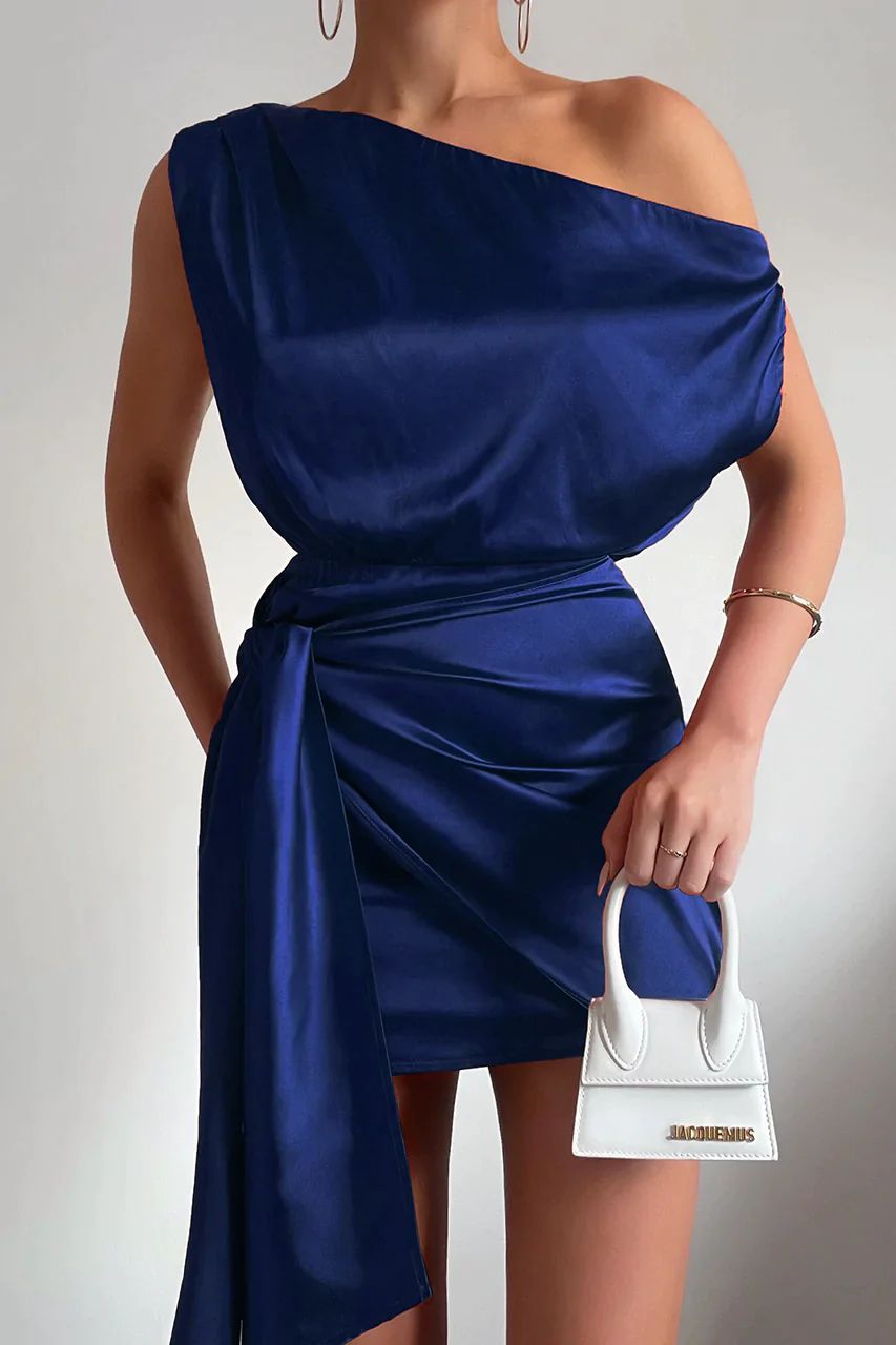 Elegantes Minikleid mit einem Träger und schmeichelhaftem Schnitt