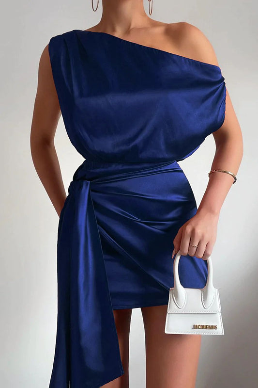 Elegantes Minikleid mit einem Träger und schmeichelhaftem Schnitt