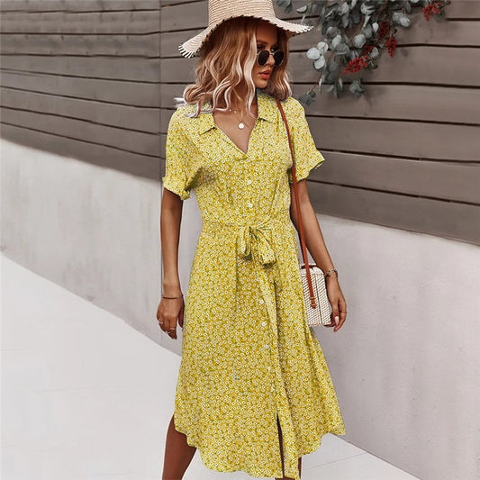 Midi-Kleid mit Blumenprint, fließendem Design und Knopfleiste vorne