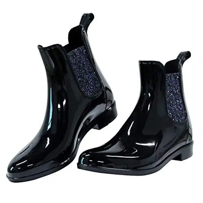 Stilvolle glänzende wasserdichte Stiefel
