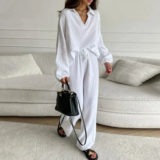 Zweiteiliges Ensemble, bestehend aus Oberteil und Hose, leger und weit geschnitten