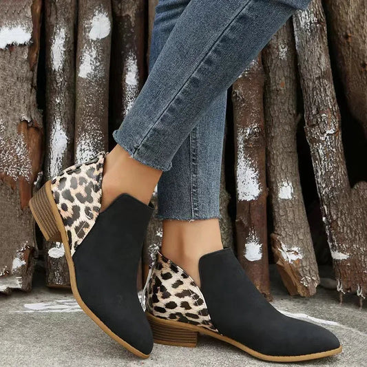 Modische Kurzstiefel mit originellen Details, um alltägliche Auftritte zu kreieren.