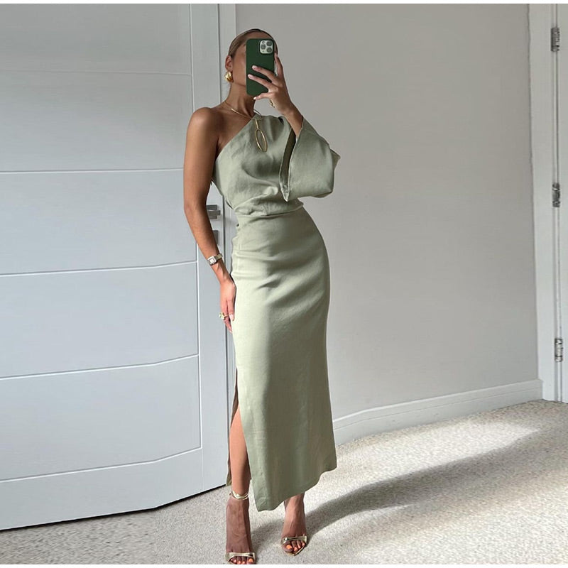 Elegantes Midikleid mit langem, weitem, schlichtem Ärmel