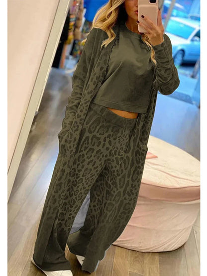 Set bestehend aus einer Weste mit Leopardenprint, einer langärmeligen Tasche und einer Hose mit Gummibund
