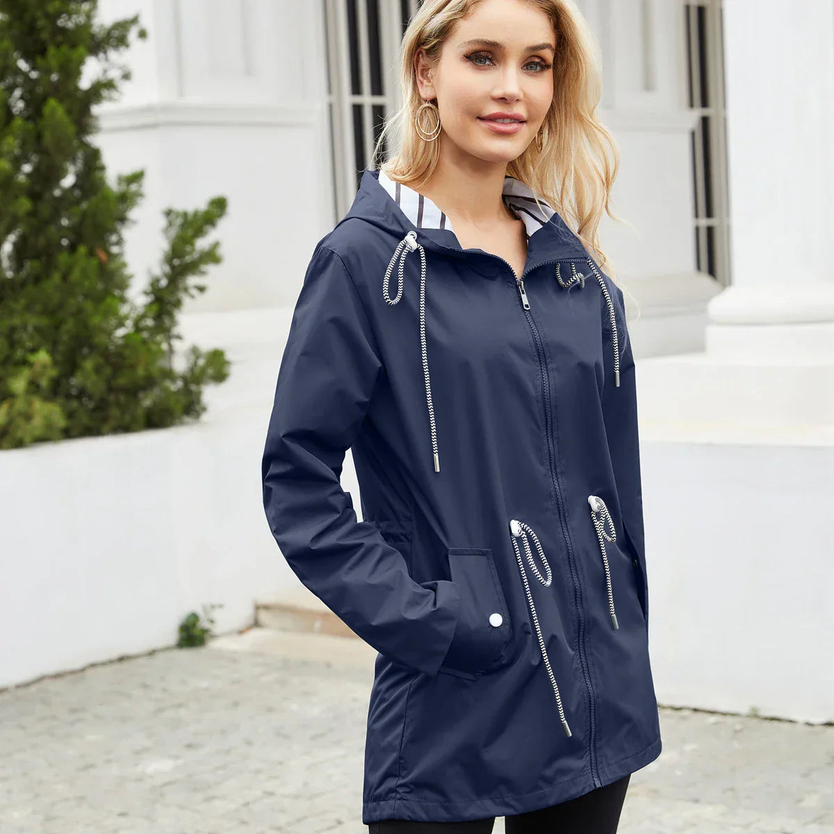 – wasserdichte Regenjacke