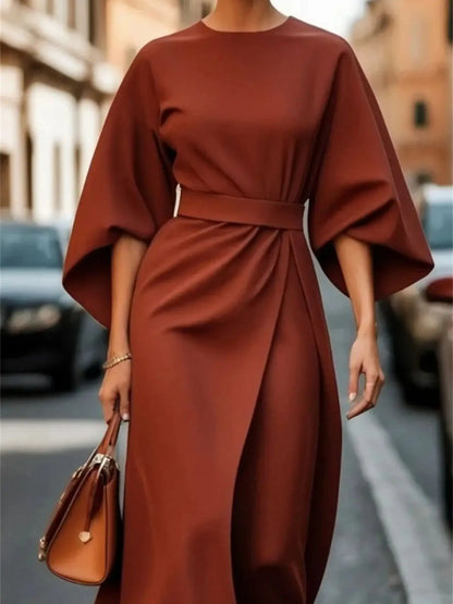 Elegantes Midikleid mit Glockenärmeln und Gürtel