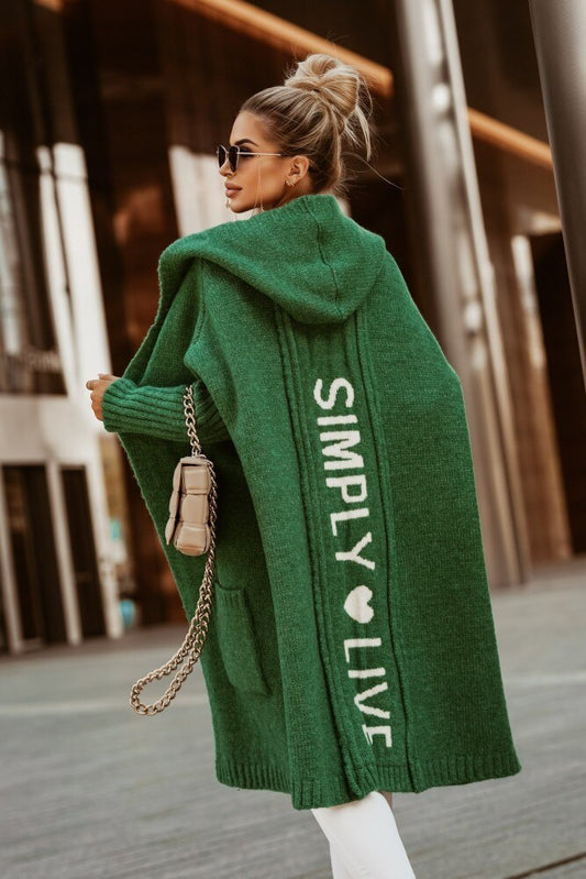 Modische Strickjacke mit Kapuze - ein anspruchsvoller Look für den Alltag