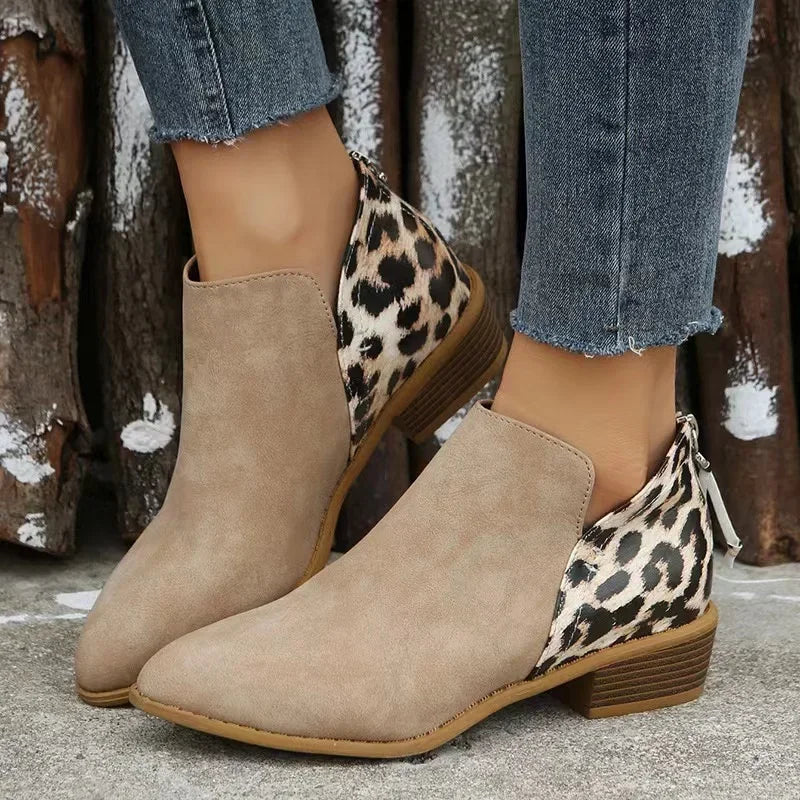 Modische Kurzstiefel mit originellen Details, um alltägliche Auftritte zu kreieren.