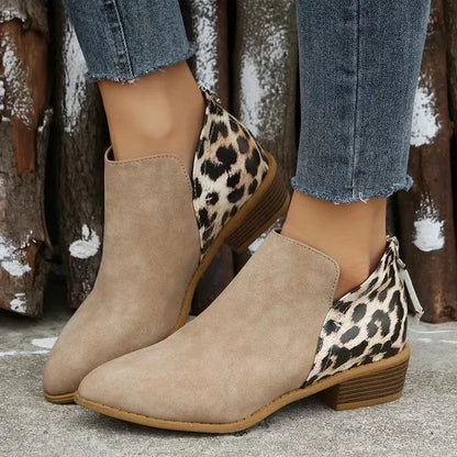 Modische Kurzstiefel mit originellen Details, um alltägliche Auftritte zu kreieren.