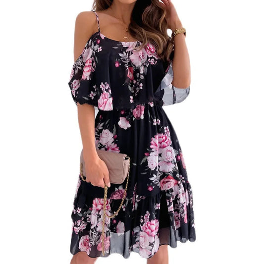 Kurzes Blumenkleid mit Rüschen und dünnen Trägern, ideal für den Sommer