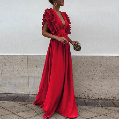 Elegantes langes Kleid mit tiefem Ausschnitt und kurzen Ärmeln mit Rüschen