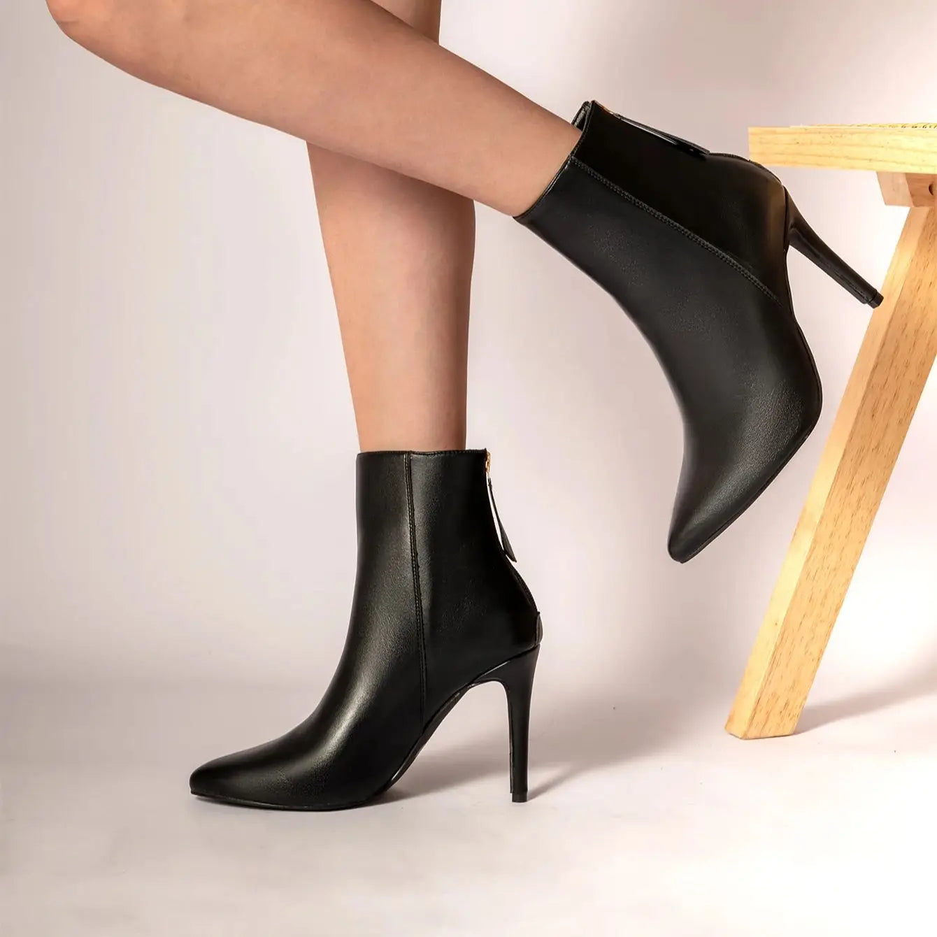 Stiefel mit spitzen Absätzen - Voula