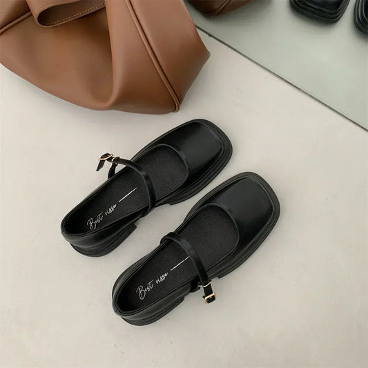 Klassische Pumps mit quadratischer Fußspitze