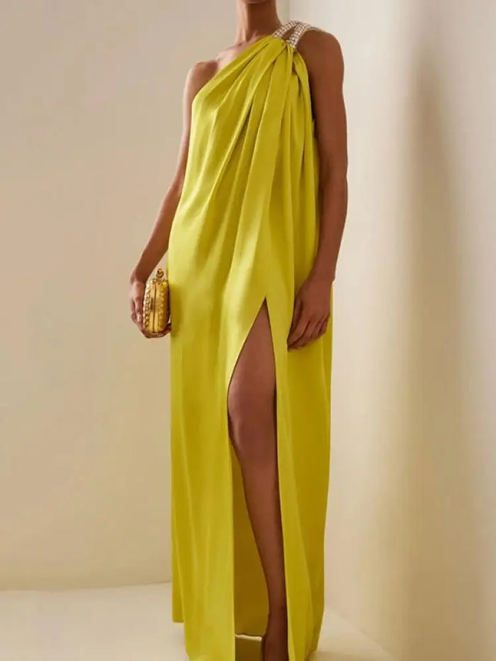 Elegantes langes Damenkleid mit einem Träger, ideal für besondere Anlässe