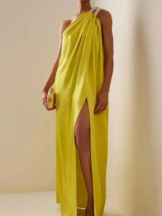 Elegantes langes Damenkleid mit einem Träger, ideal für besondere Anlässe