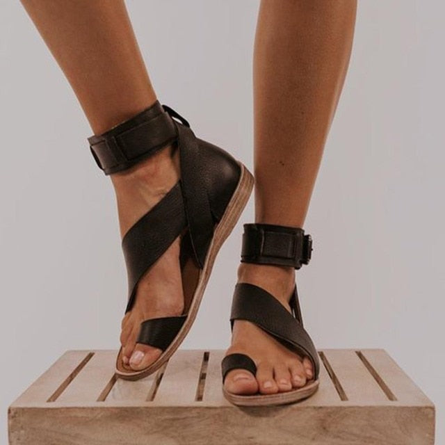 Sandalen mit überkreuztem Riemen und Zehenring