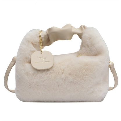 Fluffy Handbag | Diese Tasche möchte man einfach umarmen