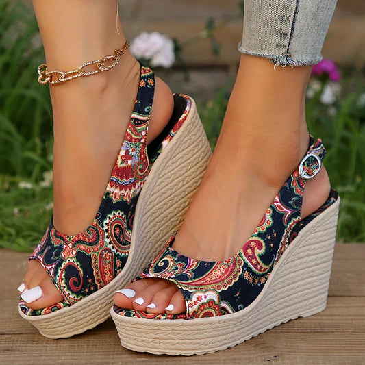 Keilabsatz-Sandalen im böhmischen Stil