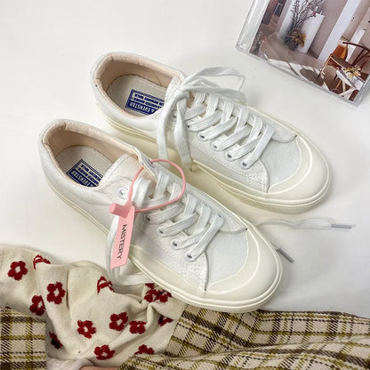 Klassische Turnschuhe aus Canvas