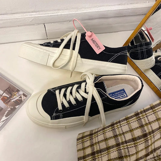 Klassische Turnschuhe aus Canvas