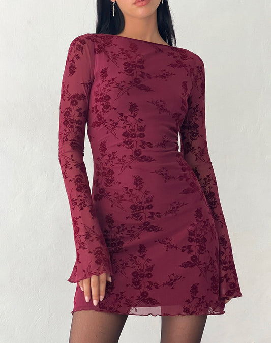 Kurzes Kleid mit Blumen und langen Ärmeln, ideal für die Übergangszeit.