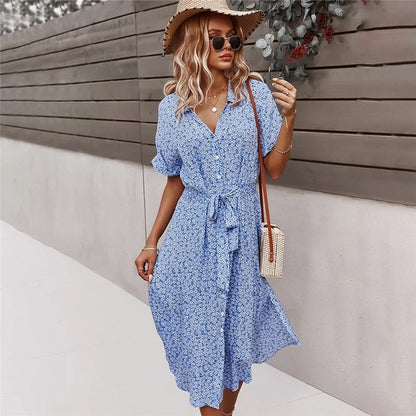 Midi-Kleid mit Blumenprint, fließendem Design und Knopfleiste vorne