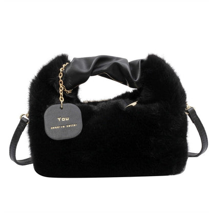 Fluffy Handbag | Diese Tasche möchte man einfach umarmen