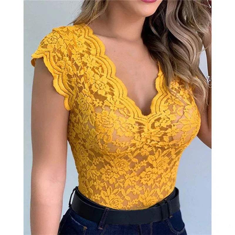 Top - Florale Details - Tiefer V-Ausschnitt - Perfekt für einen modischen Auftritt