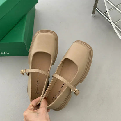 Klassische Pumps mit quadratischer Fußspitze