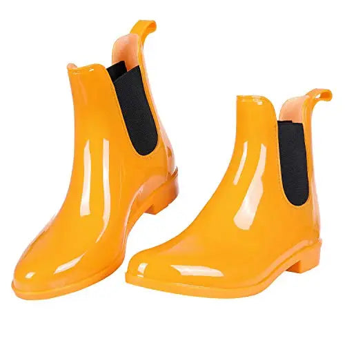 Stilvolle glänzende wasserdichte Stiefel