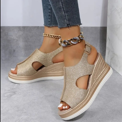 Goldfarbene Keile mit Glitzer