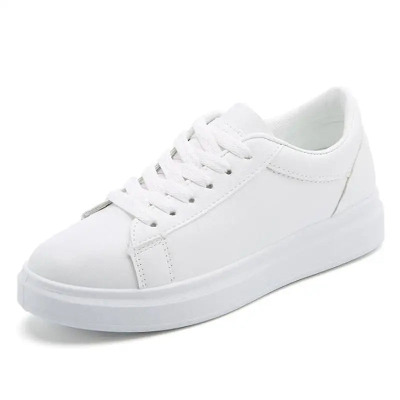 Moderne und trendige weiße Turnschuhe