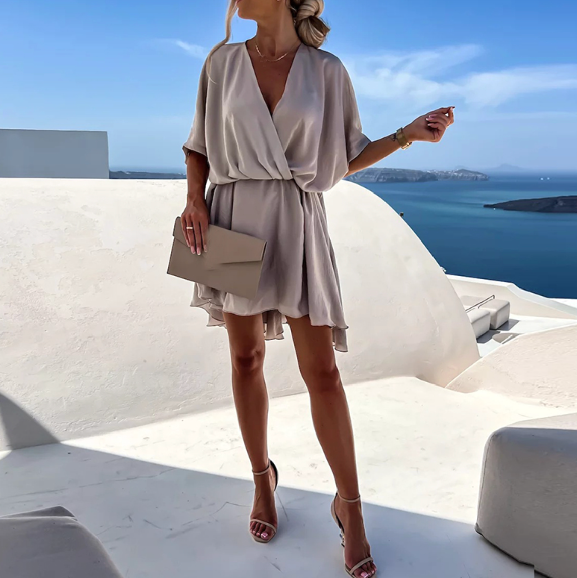 weit geschnittenes Minikleid im sommerlichen Stil und modernem Design