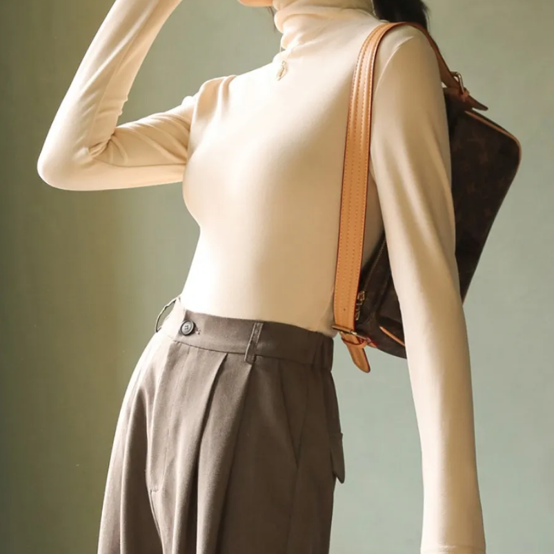 Venice - Damen-Rollkragenpullover aus Samt