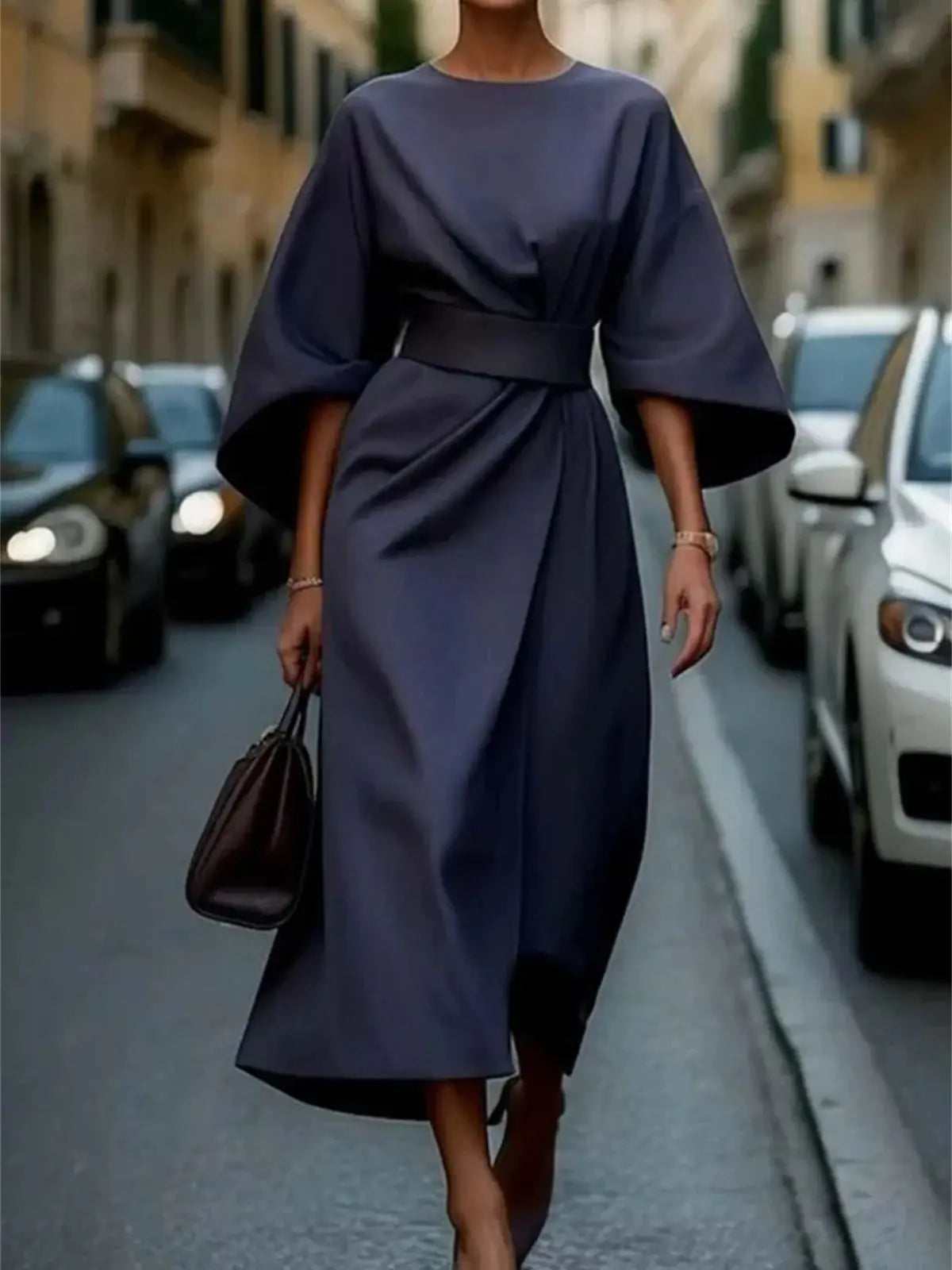 Elegantes Midikleid mit Glockenärmeln und Gürtel