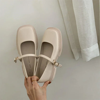 Klassische Pumps mit quadratischer Fußspitze