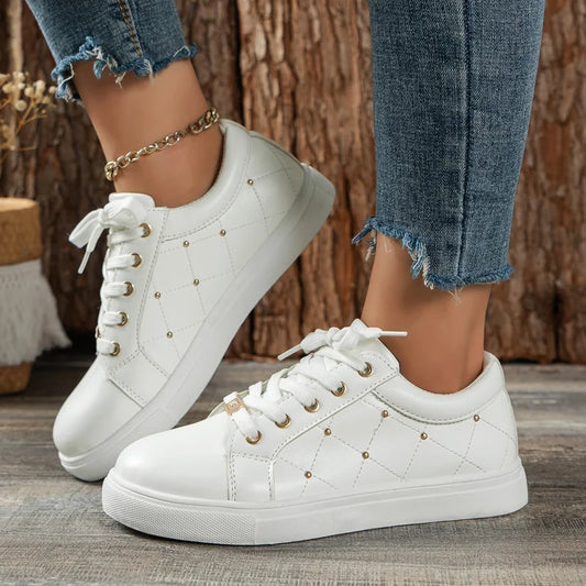Schnürschuhe mit Metallschnalle