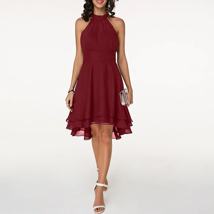 Elegantes kurzes Kleid mit Rüschen und asymmetrischem Ausschnitt bis zur Taille