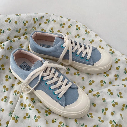 Klassische Turnschuhe aus Canvas