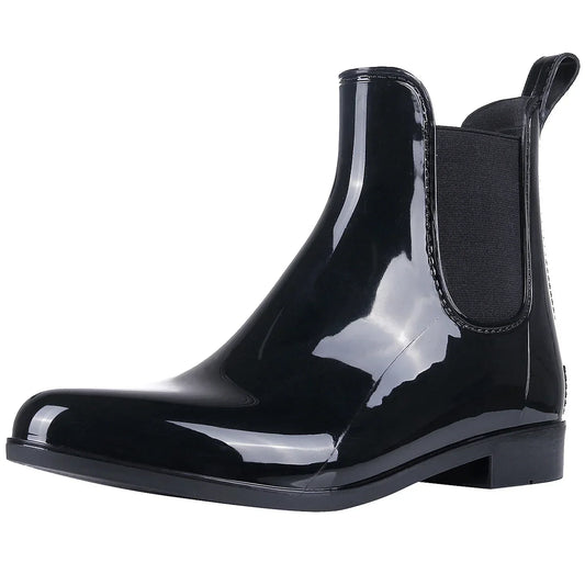 Stilvolle glänzende wasserdichte Stiefel