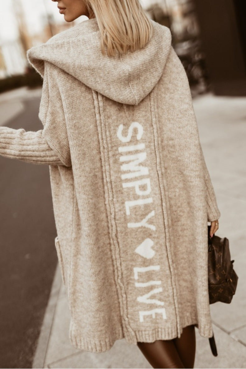Modische Strickjacke mit Kapuze - ein anspruchsvoller Look für den Alltag