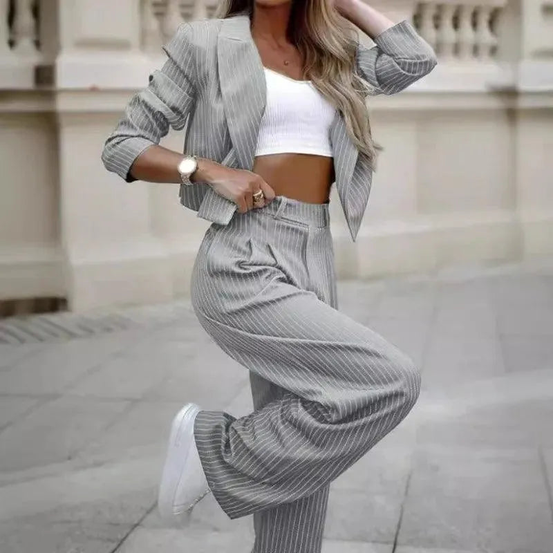 Stilvoller Damenblazer mit passender Hose
