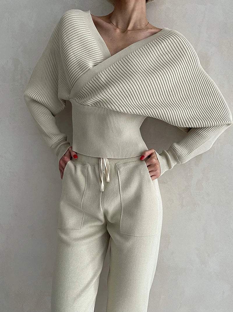 Asymmetrisches gestricktes Oberteil mit passender Hose